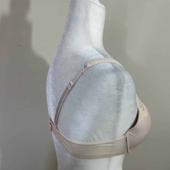 True sz  36C bra in a soft cream. Beautiful bra pretty details underwire - Picture 6 of 12